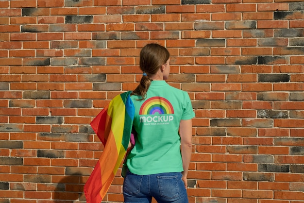 PSD persona al aire libre con la bandera del orgullo del arco iris