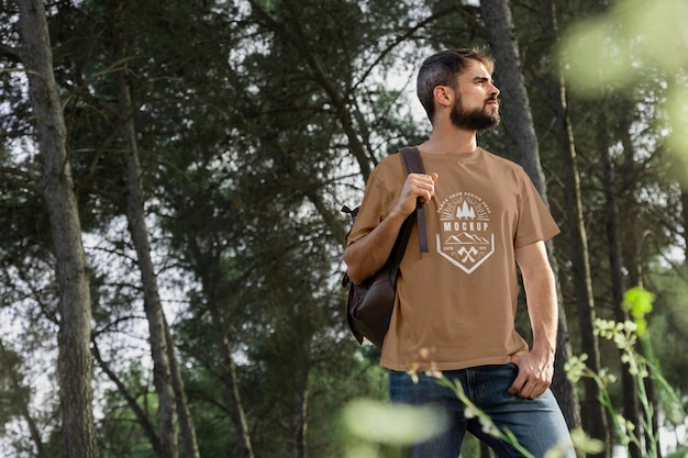 Persona con camiseta simulada al aire libre en la naturaleza