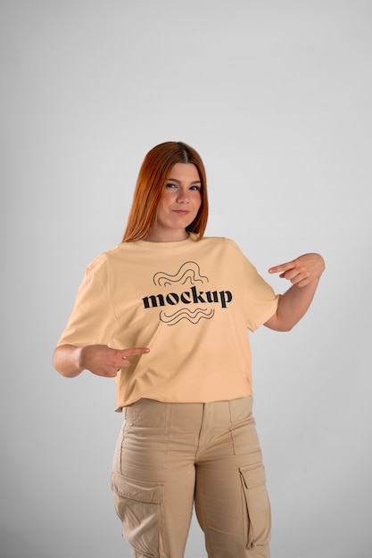 Persona che indossa t-shirt mock-up e puntamento