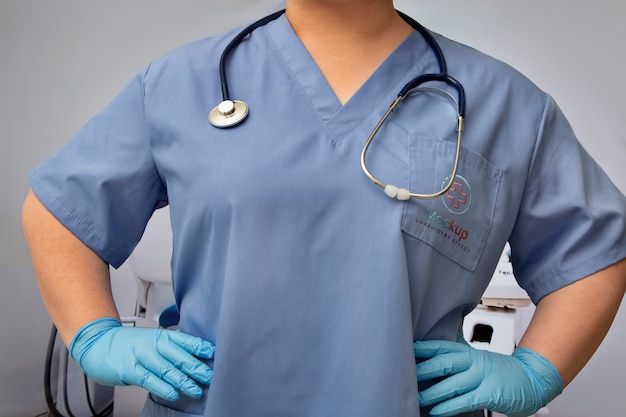 Persona che indossa un modello di camice da laboratorio