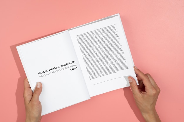 Persona che tiene in mano un libro a copertina rigida