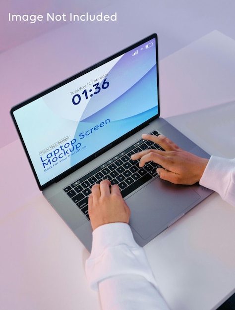 Persona che utilizza Laptop Mockup