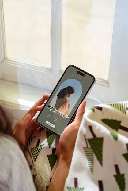 Persona che utilizza un mockup mobile all'interno
