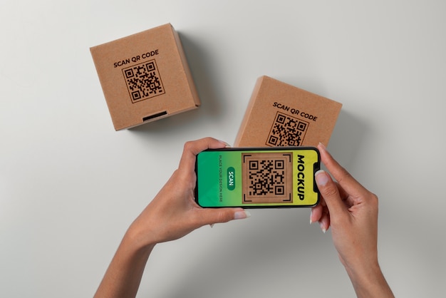 PSD persona escaneando código qr en caja de cartón con teléfono inteligente