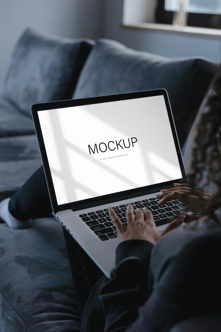 PSD una persona está usando una computadora portátil con la pantalla abierta para mostrar la palabra scm en ella