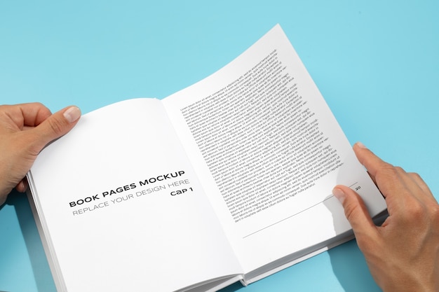 Persona con un libro de tapa dura en las manos