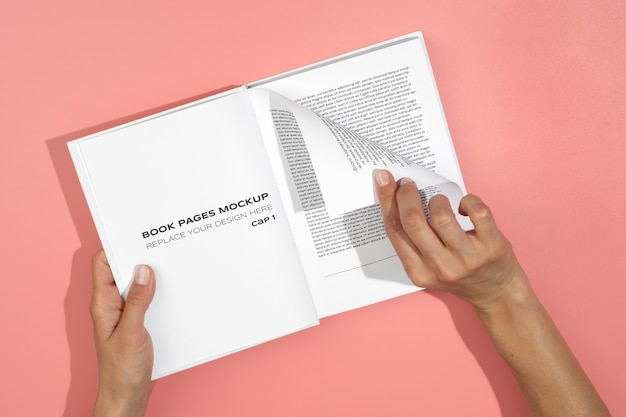 Persona con un libro de tapa dura en las manos
