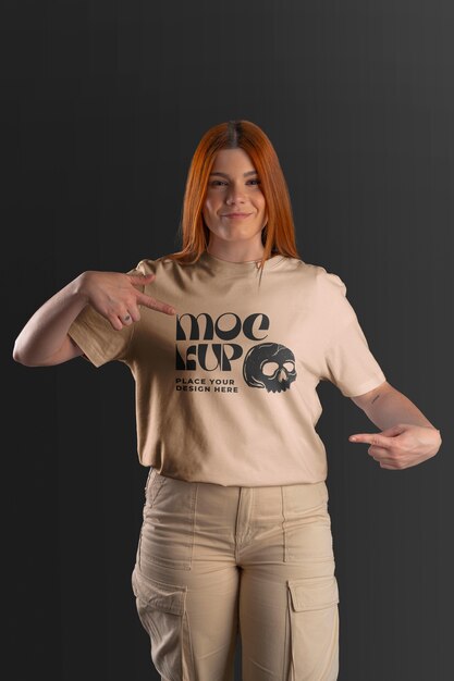 Persona con maqueta de camiseta y señalando