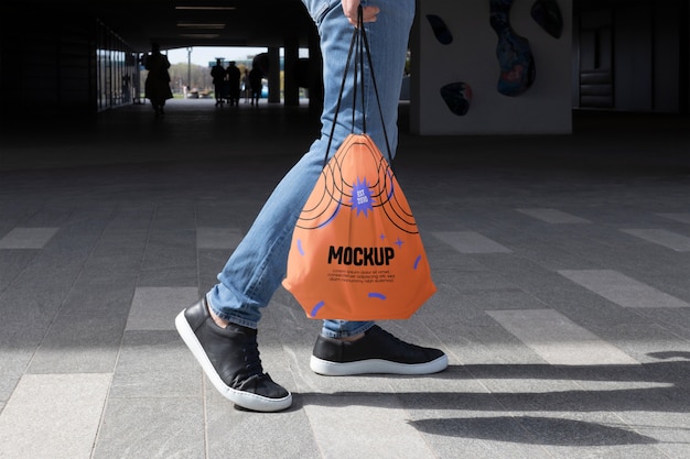 PSD persona con maqueta de gymsack al aire libre