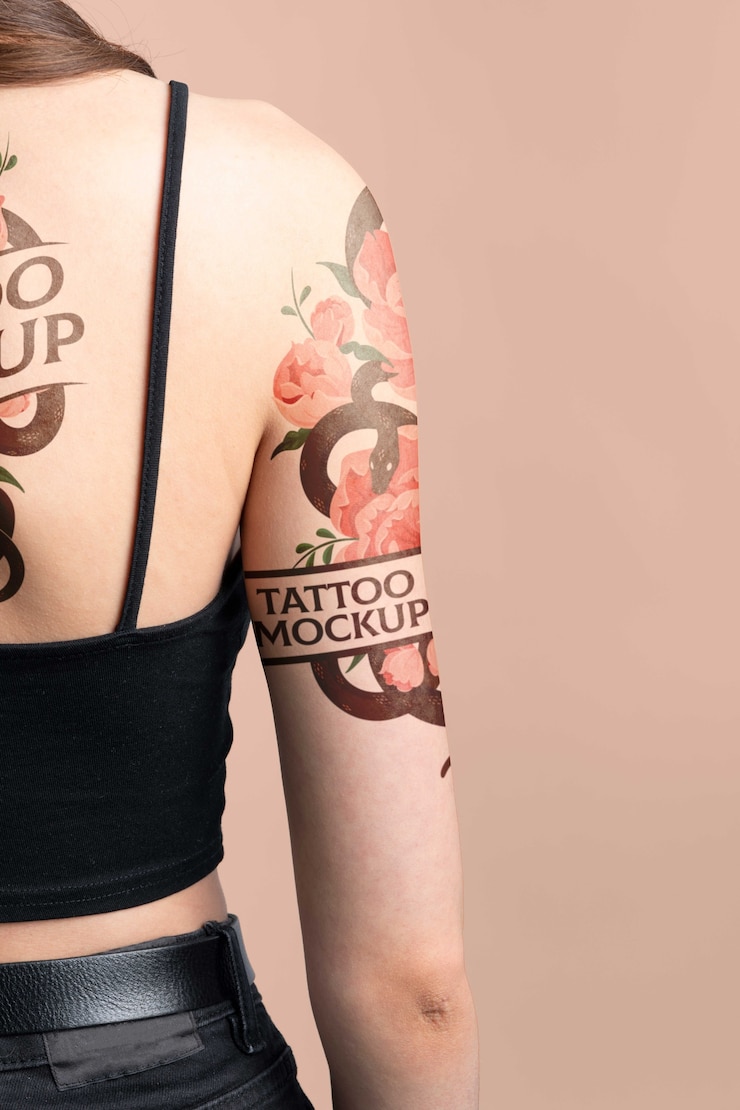 PSD persona con maqueta de tatuaje en brazo y espalda.