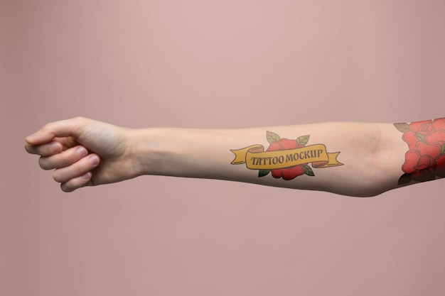 Persona con maqueta de tatuaje en el brazo.