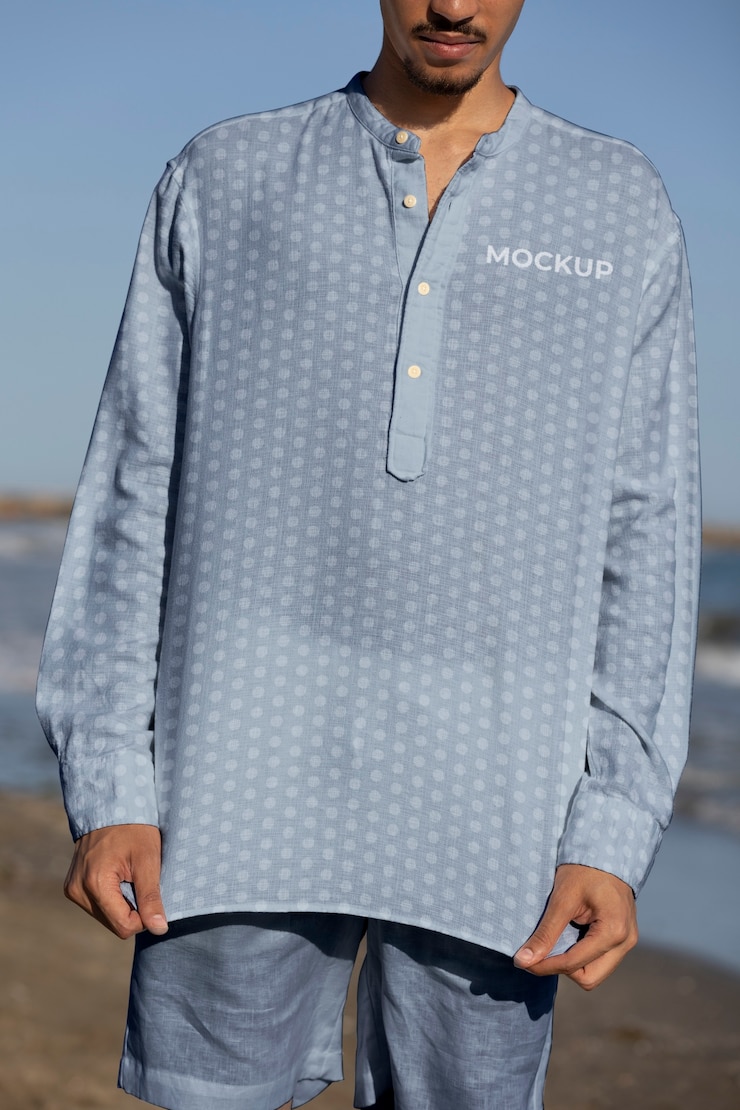 PSD persona modelando ropa ecológica en la playa.