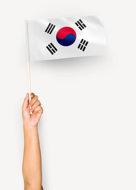 Persona que agita la bandera de corea del sur