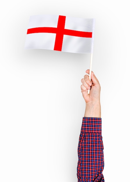 Persona que agita la bandera de Inglaterra