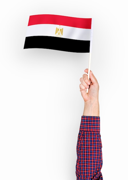 PSD persona que agita la bandera de la república árabe de egipto