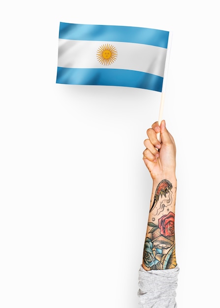 Persona que agita la bandera de la República Argentina