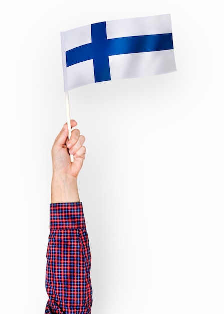 Persona que agita la bandera de la República de Finlandia