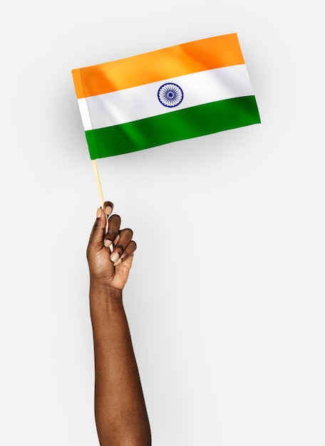 Persona que agita la bandera de la república de la india