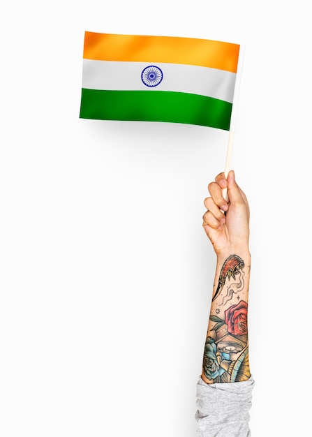 Persona que agita la bandera de la república de la india