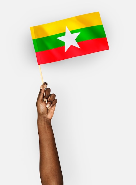 PSD persona que agita la bandera de la república de la unión de myanmar