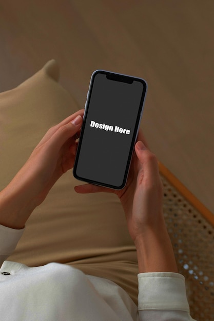 Persona que sostiene el teléfono inteligente Mockup PSD