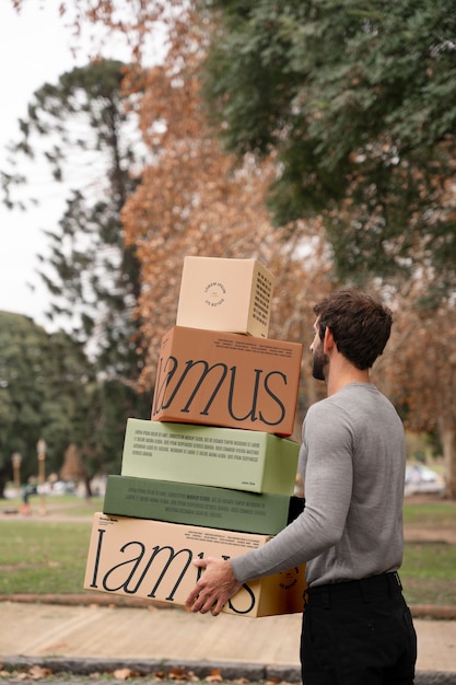 Persona sosteniendo maqueta de cajas