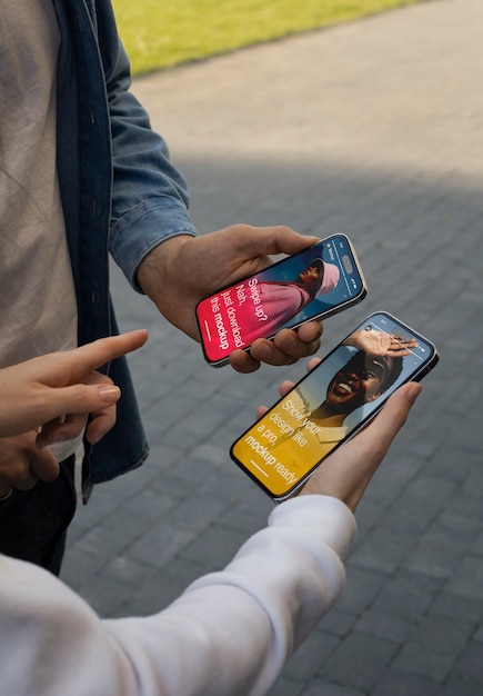 Persona sosteniendo un teléfono inteligente con una maqueta de Instagram