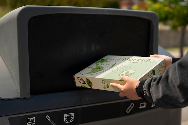 PSD persona tirando basura en el contenedor de reciclaje