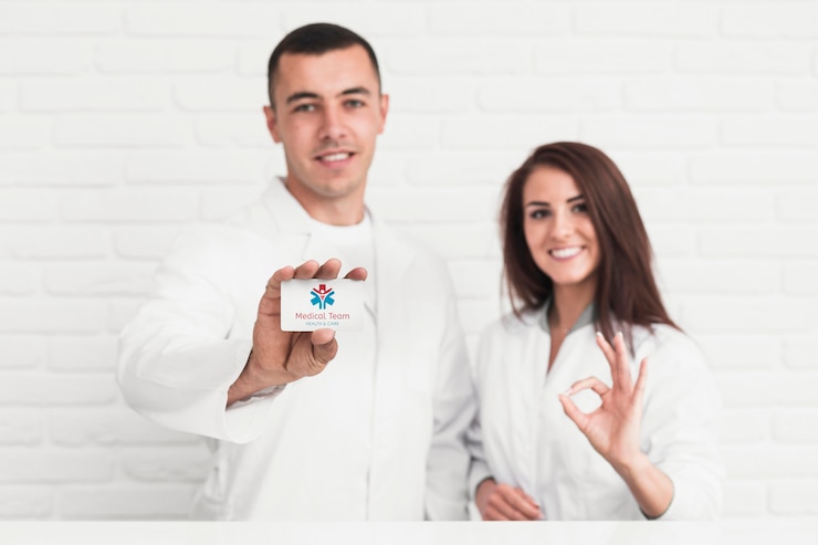 PSD personal médico vestido con maqueta blanca de tiro medio