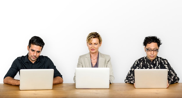 Personas adultas usan un estudio portátil