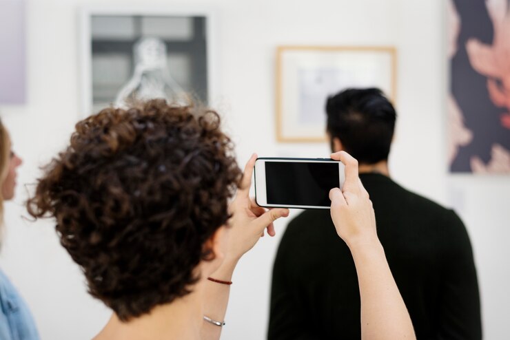 PSD personas que asisten a una exposición de arte.