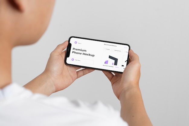 Persone che tengono in mano un modello di smartphone