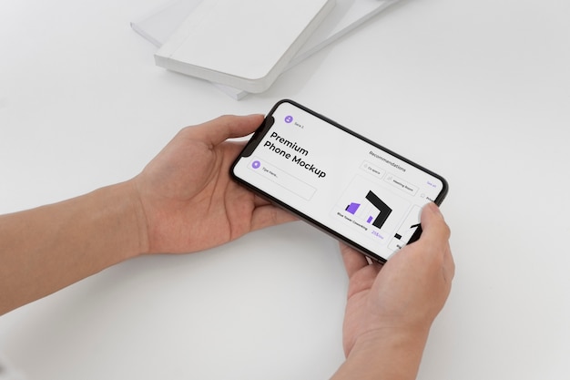 Persone che tengono in mano un modello di smartphone