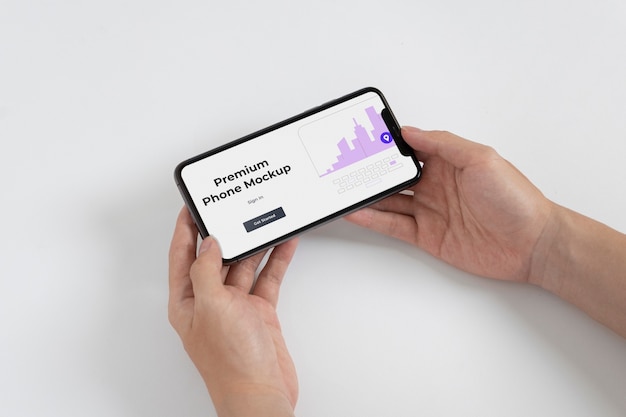 Persone che tengono in mano un modello di smartphone