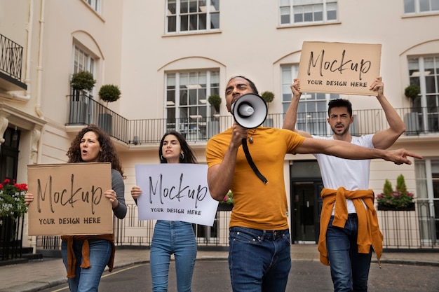 Persone di tiro medio che protestano insieme