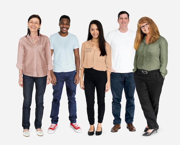 Persone felici e diverse che indossano modelli di camicie