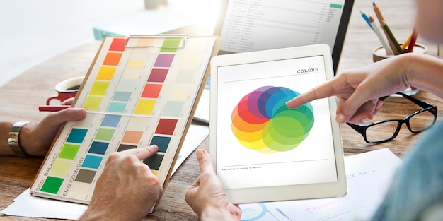 Personen, die ein digitales Tablet verwenden