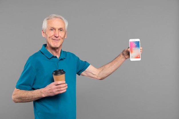 Personne âgée avec maquette de smartphone