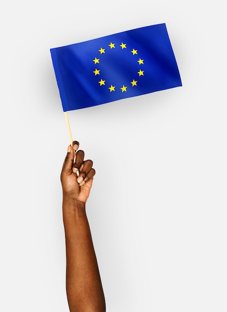 Personne agitant le drapeau de l&#39;Union européenne