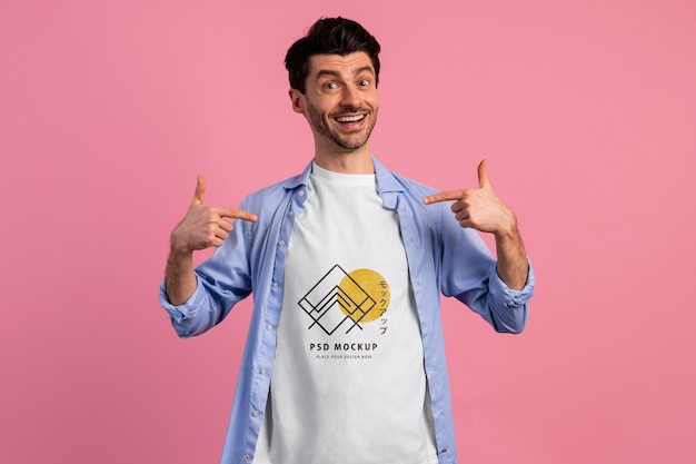 Personne avec une expression excitée portant une maquette de tshirt