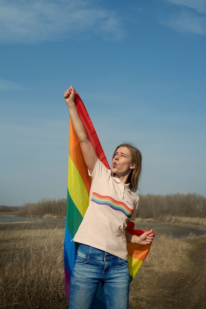 PSD personne à l'extérieur avec le drapeau de la fierté arc-en-ciel