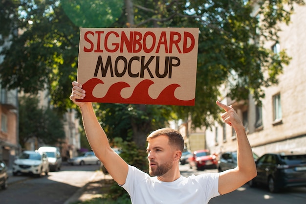 PSD personne avec une maquette de panneau de signalisation recyclé