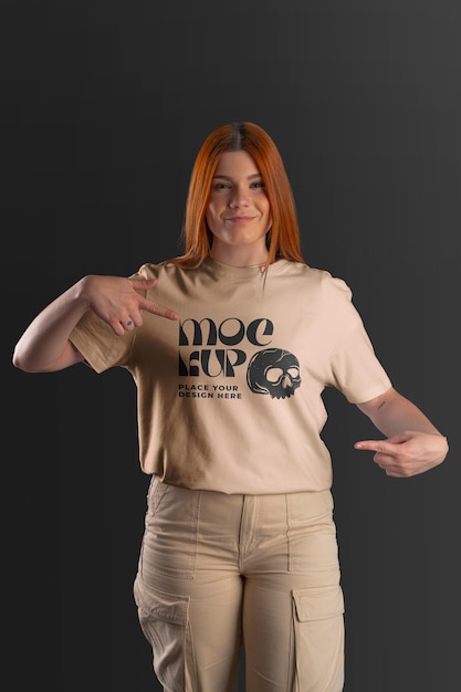 PSD personne portant une maquette de t-shirt et pointant du doigt