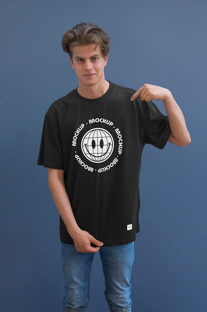 Personne portant une maquette de t-shirt et pointant du doigt