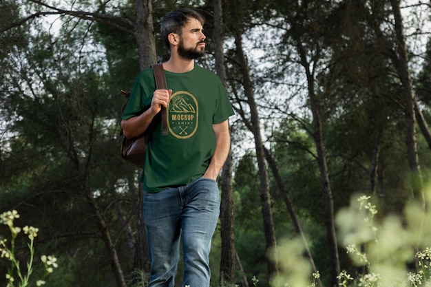Personne portant un t-shirt maquette à l'extérieur dans la nature