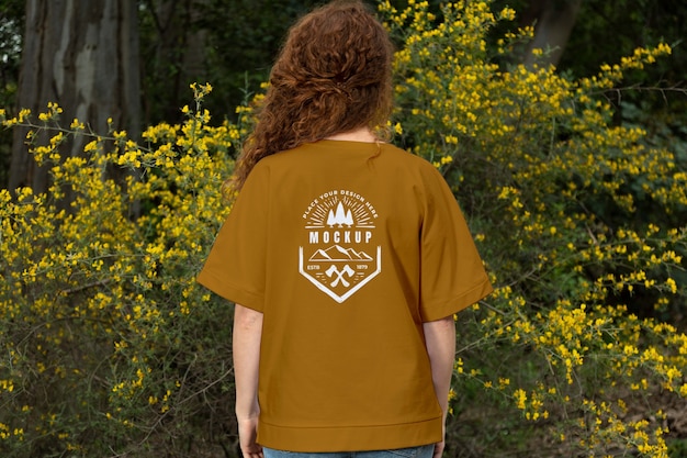 Personne Portant Un T-shirt Maquette à L'extérieur Dans La Nature