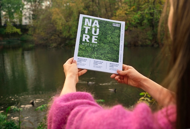 Personne Tenant Un Magazine Papier à L'extérieur Dans La Nature