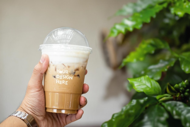 Une personne tenant une tasse de café dans un café
