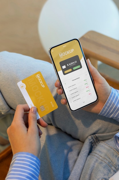 PSD personne utilisant une maquette de carte de crédit avec un smartphone