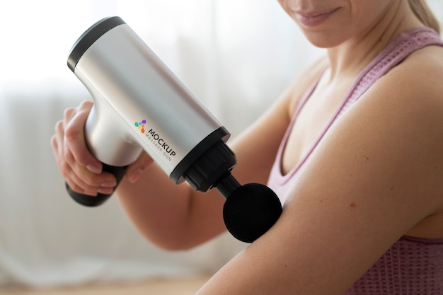 Personne utilisant une maquette de pistolet de massage